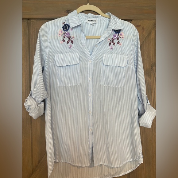 Embroidered Women’s express button down the city shirt, size medium - Picture 1 of 4